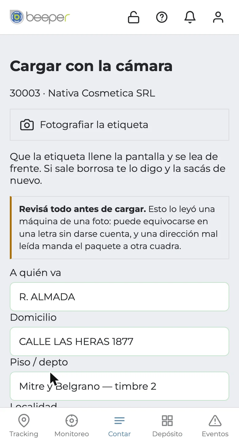 Beeper después de fotografiar una etiqueta: el aviso de revisar antes de cargar y los campos leídos, a quién va, domicilio y piso.