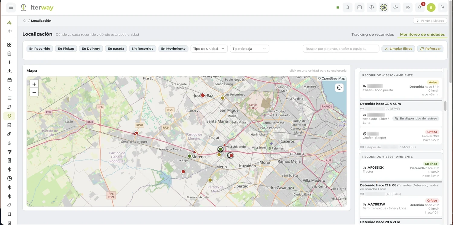 Pantalla de localización: el mapa con las unidades y, a la derecha, el panel con cada recorrido, su unidad, su chofer y el estado de su equipo.